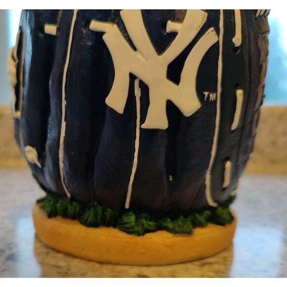 New York Yankees Stadium Snow Globe Forever Collectibles 2006 - Picture 3 of 8